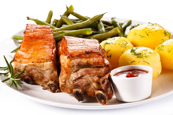 Grilled Ribs Boiled Potatoes Vegetables — Stock Photo, Image