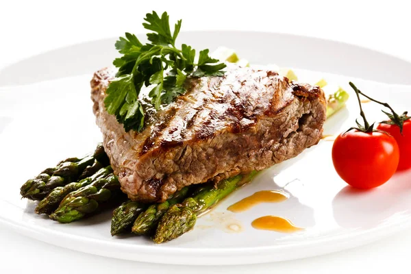 Steak Grillé Aux Asperges Sur Fond Blanc — Photo