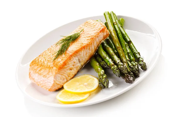 Salmon Panggang Dan Asparagus Pada Latar Belakang Putih — Stok Foto