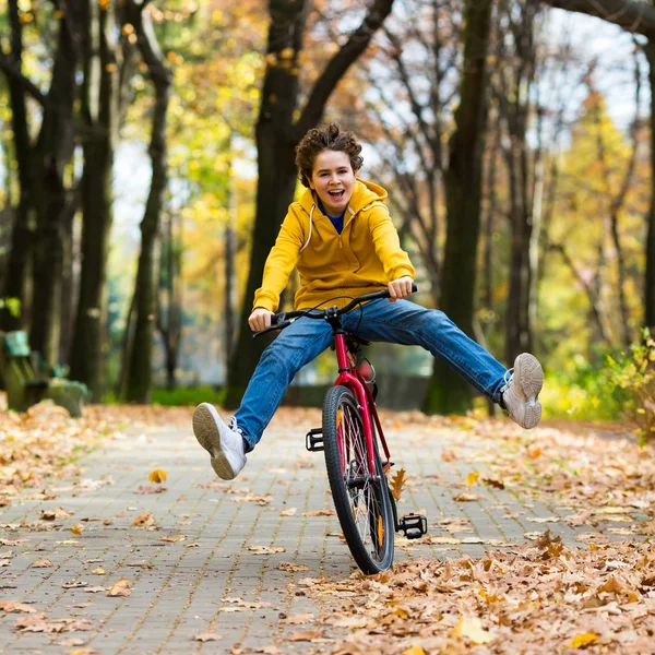 Urban Biking Teenage Boy Bike City Park — Stock Photo, Image