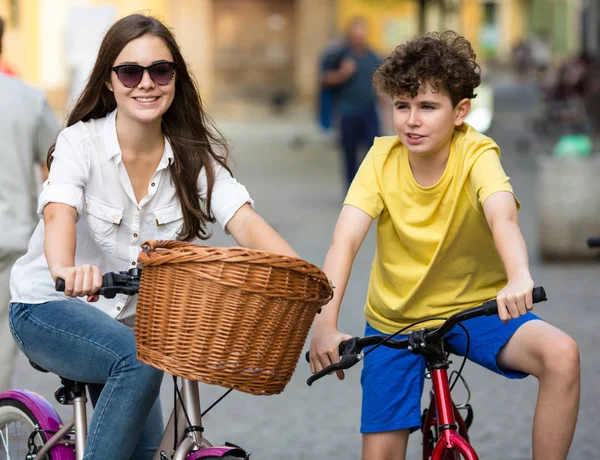 Αστική Ποδηλασία Teens Ιππασία Ποδήλατα Στην Πόλη — Φωτογραφία Αρχείου