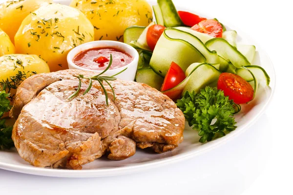 Gebratenes Steak Pellkartoffeln Und Gemüsesalat — Stockfoto