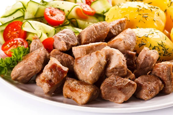 Gegrilltes Fleisch Mit Gekochten Kartoffeln Und Gemüse — Stockfoto