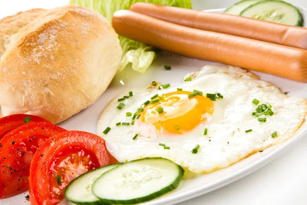 Сніданок Сосисками Яйцем Овочами — стокове фото
