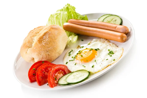 Πρωινό Λουκάνικα Αυγά Και Λαχανικά — Φωτογραφία Αρχείου