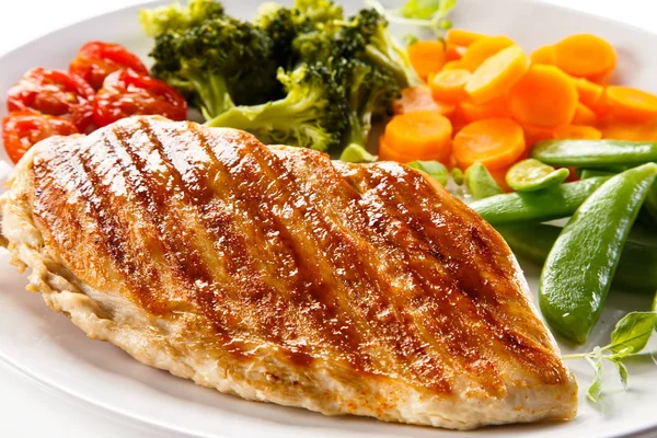 Grilled chicken fillets and vegetables