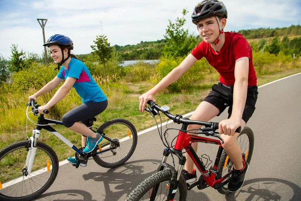 Hälsosam Livsstil Tonårig Flicka Och Pojke Cykling — Stockfoto