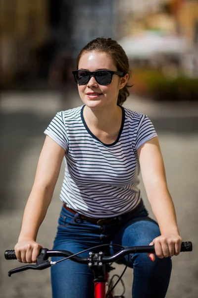 都市サイクリング 市内で自転車の若い女性と — ストック写真