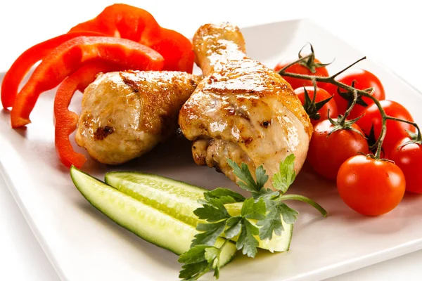 Gegrillte Hühnchen Drumsticks Und Gemüse — Stockfoto