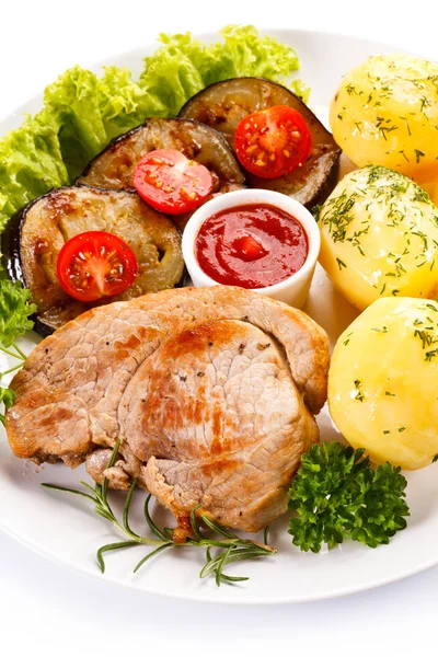Izgara Biftek Haşlanmış Patates Sebze Salatası — Stok fotoğraf