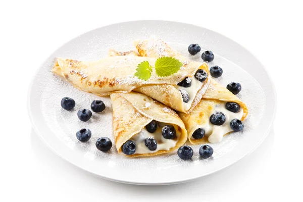 Crêpes Mit Blaubeeren Und Sahne Auf Weißem Hintergrund — Stockfoto