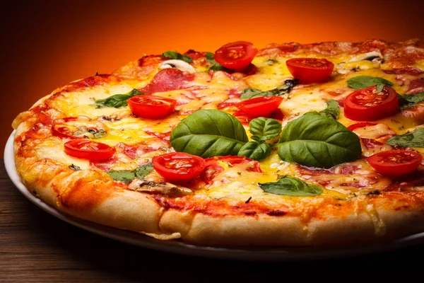 Pizza Salami Pieczarkami — Zdjęcie stockowe
