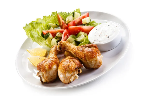 Gegrillte Hühnerkeulen Und Gemüse Auf Weißem Hintergrund — Stockfoto