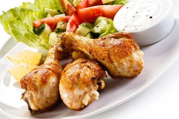 Gambe Pollo Alla Griglia Verdure Sfondo Bianco — Foto Stock