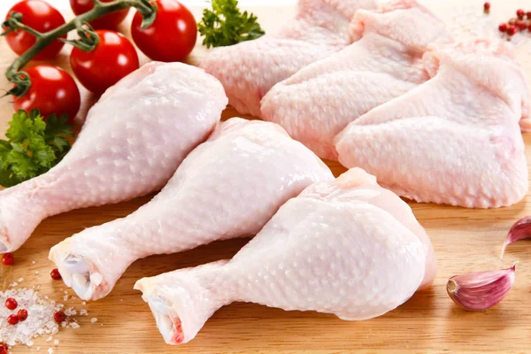 Çiğ Tavuk Kanatları Beyaz Arka Plan Üzerinde Kesme Tahtası Üzerinde — Stok fotoğraf