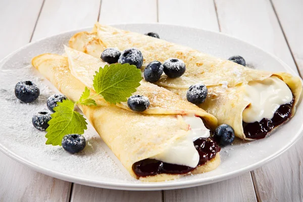 Crepes Med Blåbär Och Grädde Trä Bakgrund — Stockfoto