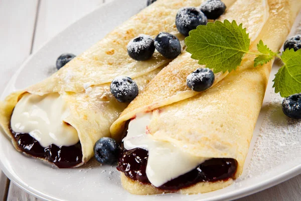 Crêpes Mit Blaubeeren Und Sahne Auf Holzgrund — Stockfoto