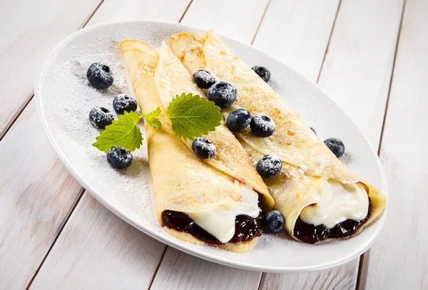 Crepes Con Arándanos Crema Sobre Fondo Madera —  Fotos de Stock