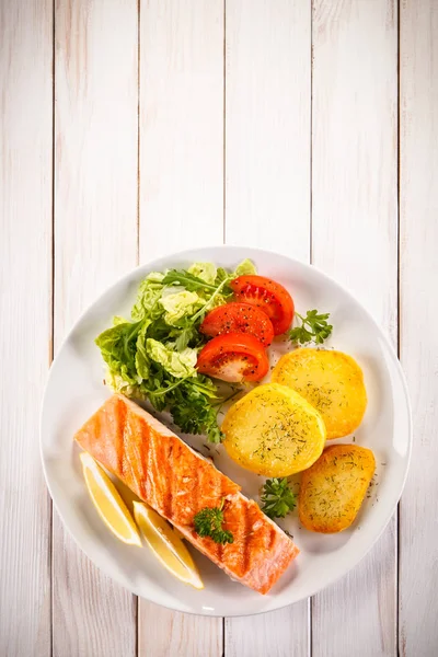 Salmón Asado Con Patatas —  Fotos de Stock