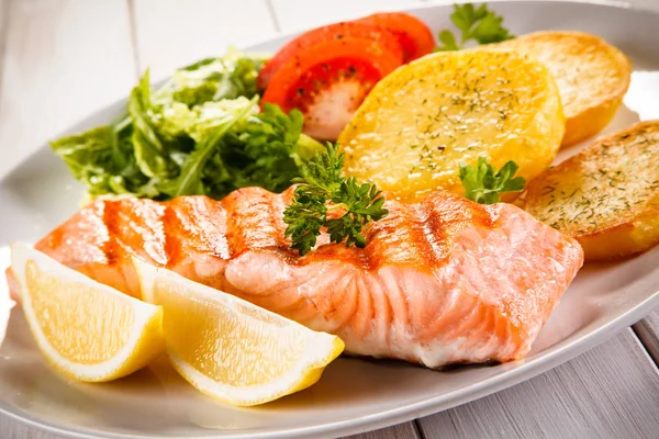 Salmone Arrosto Con Patate — Foto Stock