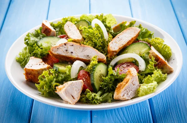 Yunan Izgara Tavuk Salatası — Stok fotoğraf