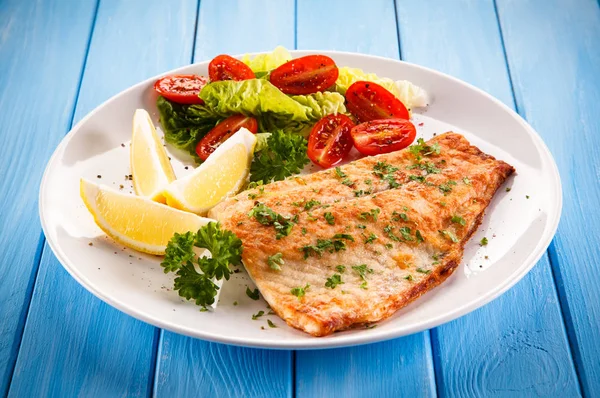 Fish Dish Fried Fish Fillet Baked Potatoes Vegetables — Stock Photo, Image