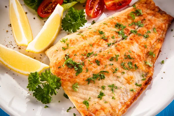 Рыбное Блюдо Жареная Рыба Филе Запеченные Картофель Овощи — стоковое фото
