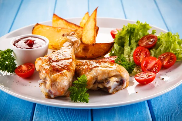 Patas Pollo Parrilla Con Patatas Fritas Verduras —  Fotos de Stock