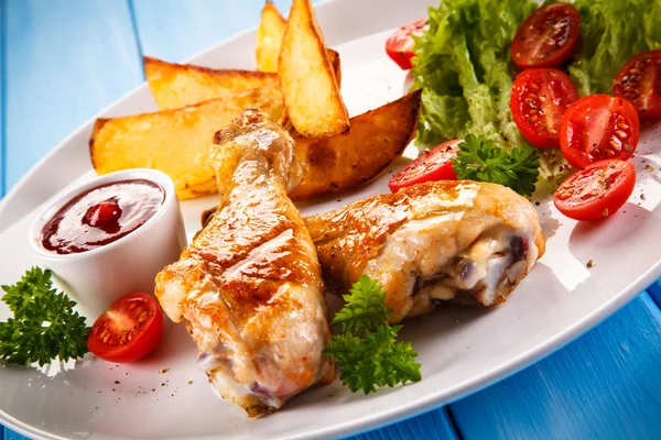 Pernas Frango Grelhadas Com Batatas Fritas Legumes — Fotografia de Stock