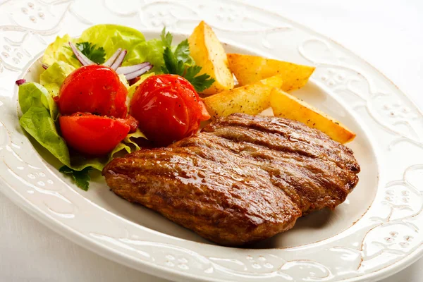 Steak Vom Grill Bratkartoffeln Und Gemüsesalat Auf Weißem Hintergrund — Stockfoto