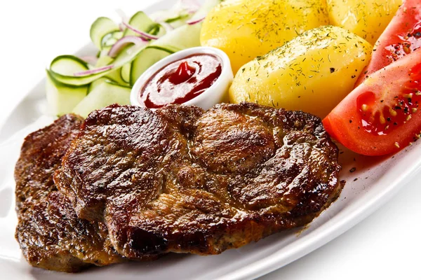 Gegrilde Steaks Gekookte Aardappelen Groente Salade Witte Achtergrond — Stockfoto