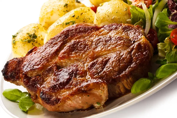 Gegrilde Biefstuk Gekookte Aardappelen Groente Salade Witte Achtergrond — Stockfoto