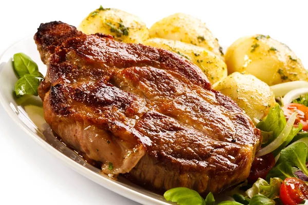 Bistecca Alla Griglia Patate Bollite Insalata Verdure Sfondo Bianco — Foto Stock