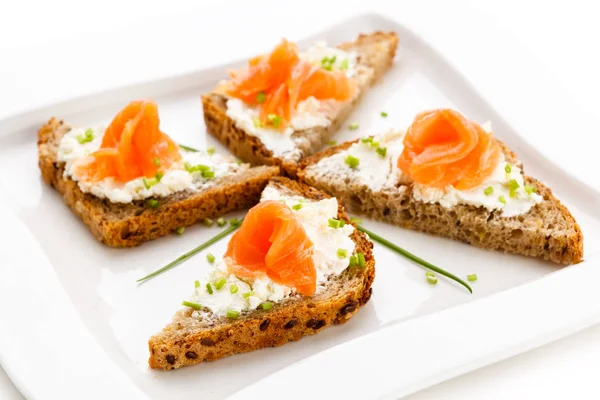 Brot Mit Räucherlachs Und Frischkäse — Stockfoto