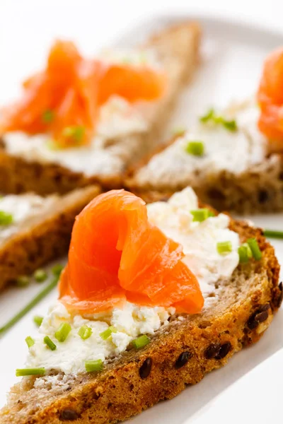 Brot Mit Räucherlachs Und Frischkäse — Stockfoto