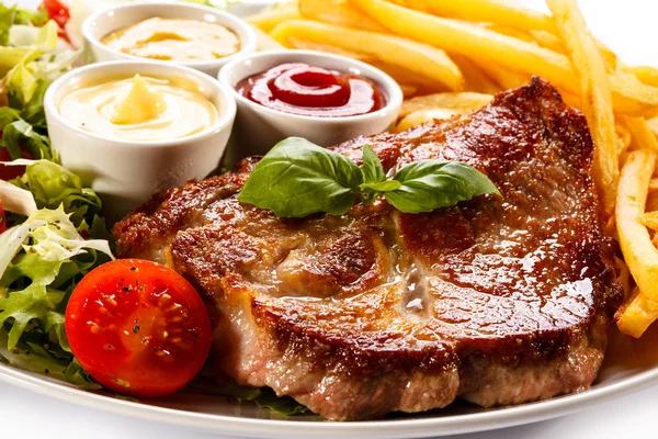 Bife Grelhado Batatas Fritas Legumes Sobre Fundo Branco — Fotografia de Stock