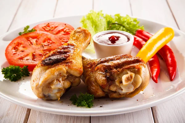 Pernas Frango Grelhadas Com Batatas Fritas Legumes Mesa Madeira — Fotografia de Stock