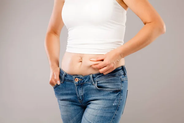 Mulher Corpo Medição Fundo Branco — Fotografia de Stock