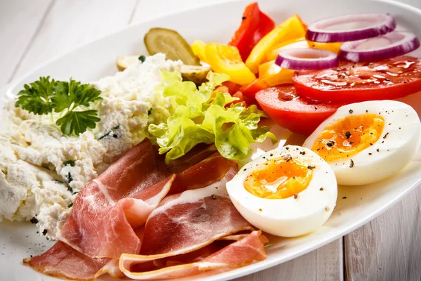 Breakfast Boiled Egg Bacon Cottage Cheese Vegetables — Stock Photo, Image