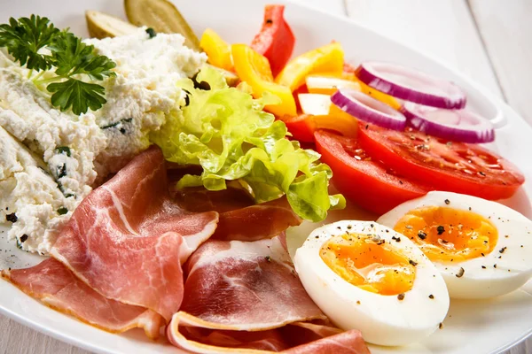 Breakfast Boiled Egg Bacon Cottage Cheese Vegetables — Stock Photo, Image