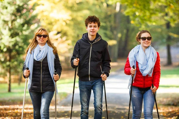 Nordic Walking Aktivní Lidi Cvičit — Stock fotografie