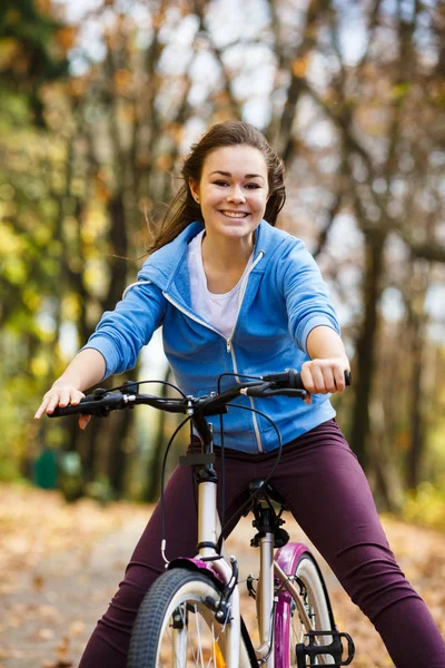 Tonårig Flicka Och Cykel — Stockfoto