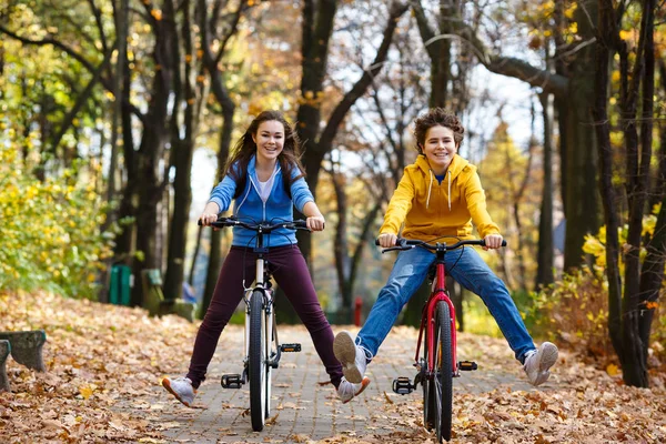 Urban Biking Teens Riding Bikes City Park — Stock Photo, Image