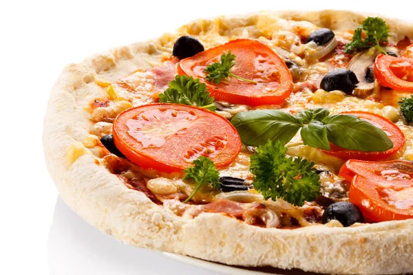 Pizza Mit Schinken Tomaten Pilzen Und Oliven — Stockfoto