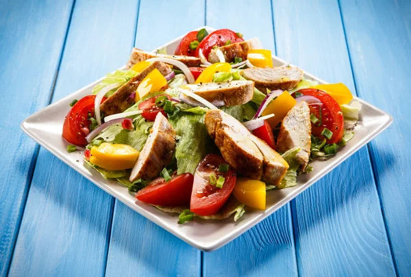 Grekisk Sallad Med Grillad Kyckling Träbord — Stockfoto