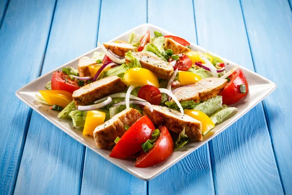 Grekisk Sallad Med Grillad Kyckling Träbord — Stockfoto