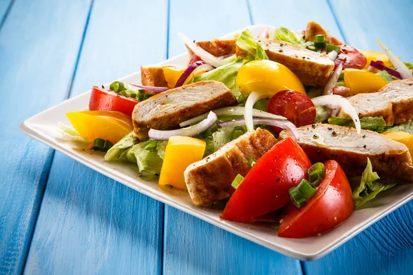 Grekisk Sallad Med Grillad Kyckling Träbord — Stockfoto