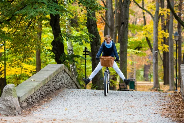 Urban Fietsen Vrouw Met Fiets Stadspark — Stockfoto