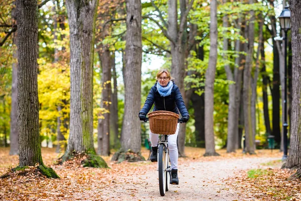 Ciclismo Urbano Bicicleta Mujer Parque Ciudad —  Fotos de Stock