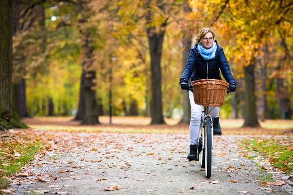 Городской Велосипед Женщина Велосипеде Городском Парке — стоковое фото